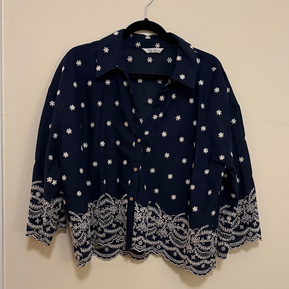 🐝 NWOT Zara Dark Navy Blue Blouse with White Floral Embroidery
